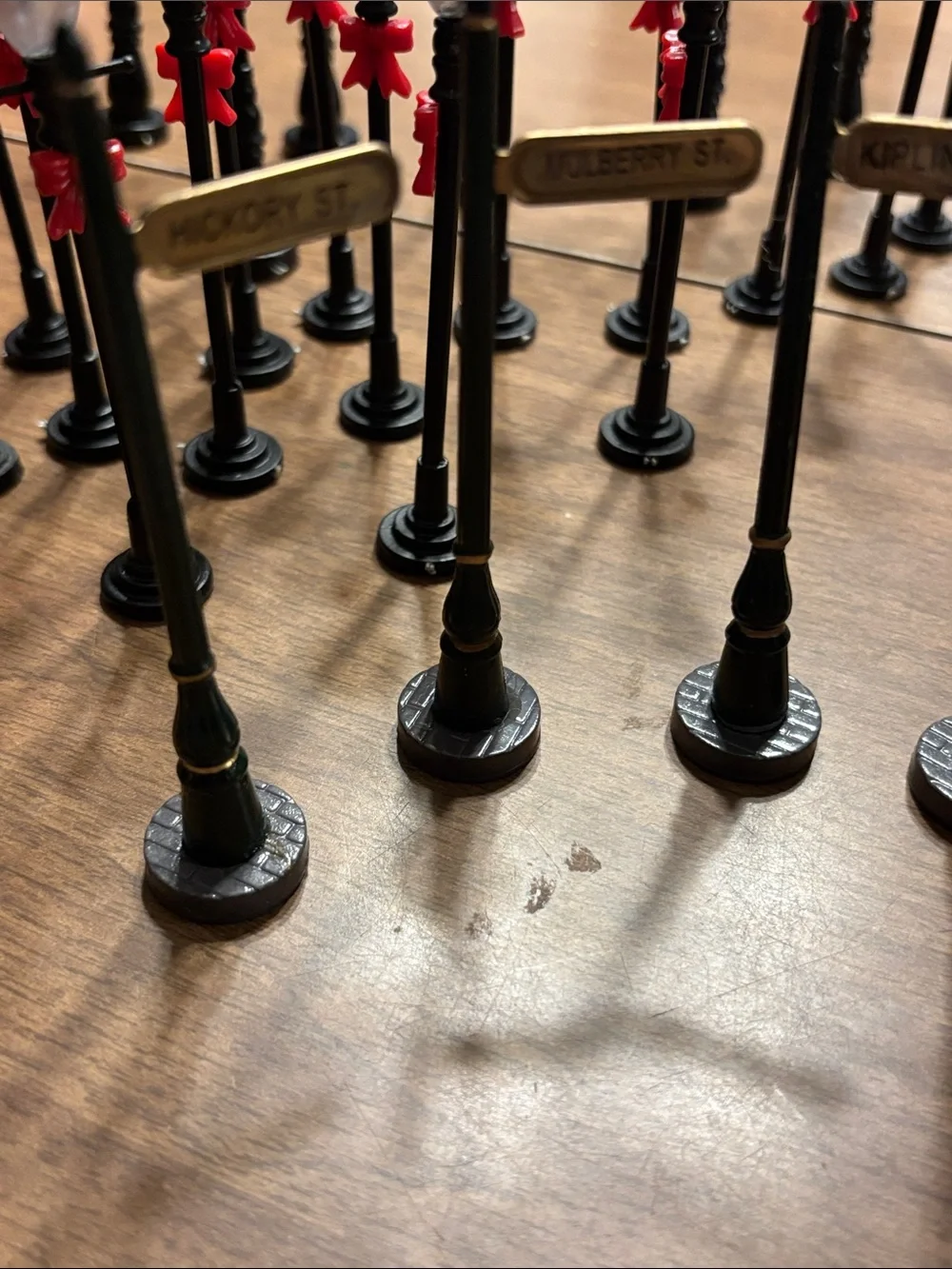Holiday Black Street Lamp Miniatures with Red Bows DO NOT LIGHT UP